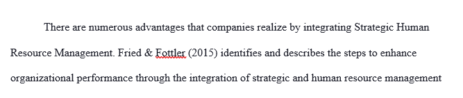 What are the organizational advantages of integrating strategic management and human resources management? What are the steps